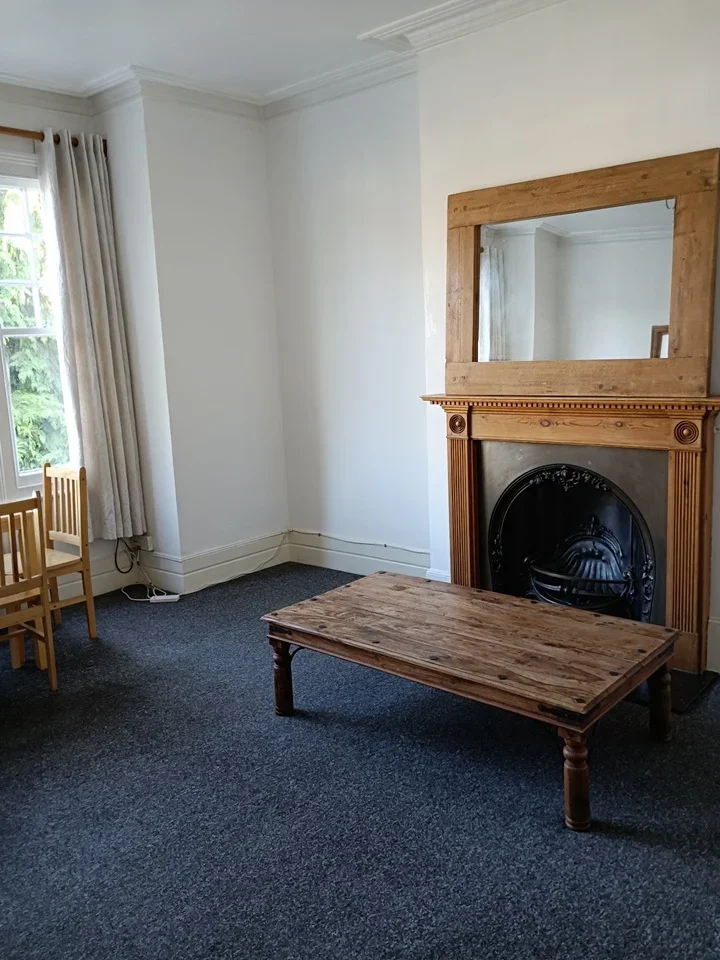 Flat Grovelands Road in Greater London