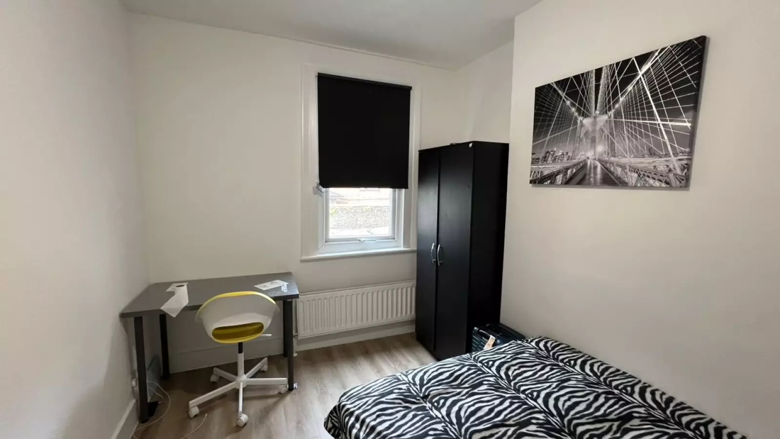 Flat Tooting High Street in Greater London