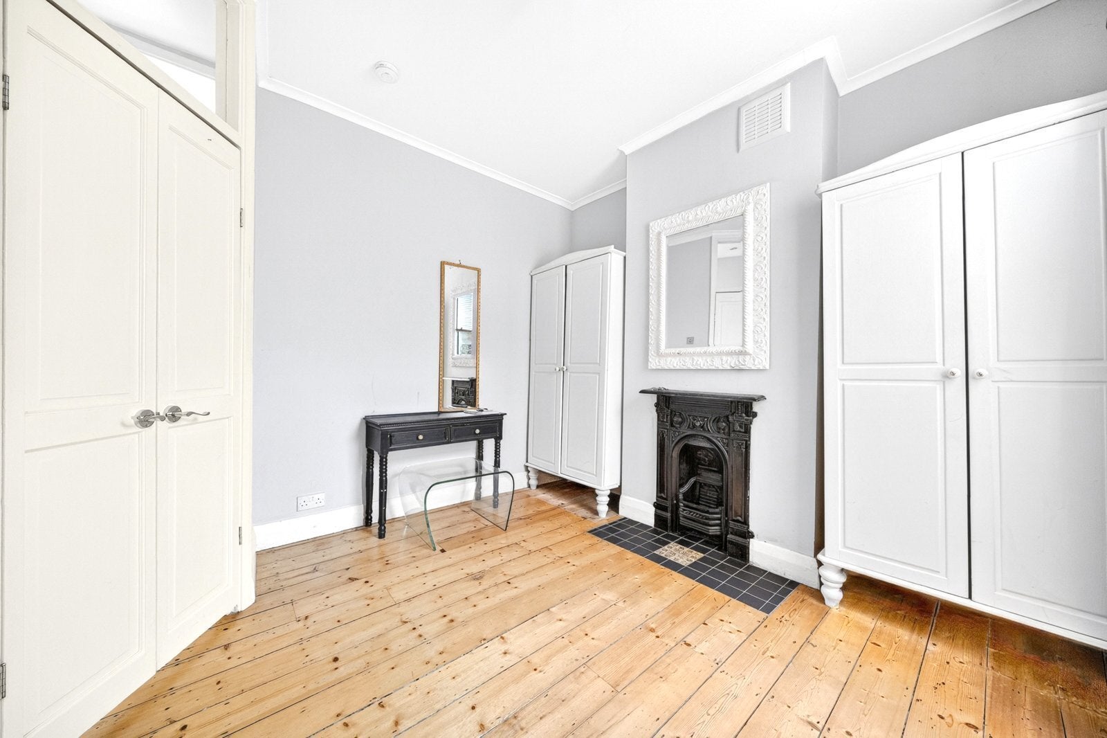 Flat Reverdy Road in Greater London