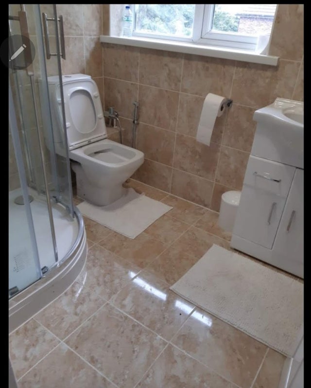 Room Knolton Way in Slough