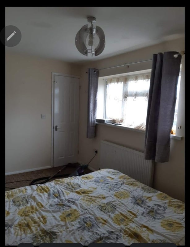 Room Knolton Way in Slough