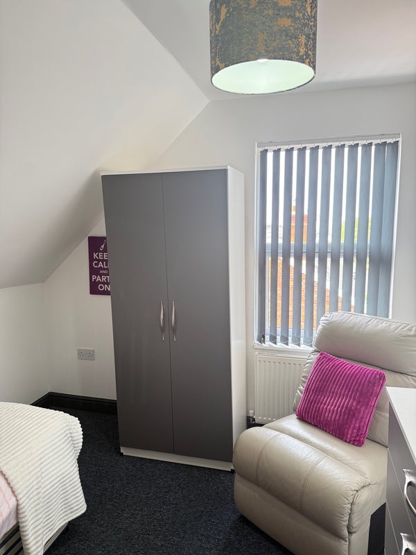 Room Selborne Road in Dudley