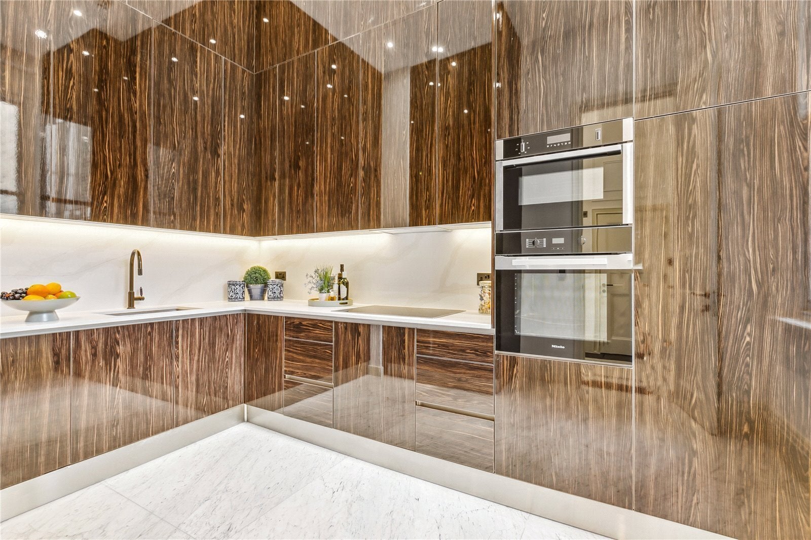 Flat Vicarage Gate in Greater London