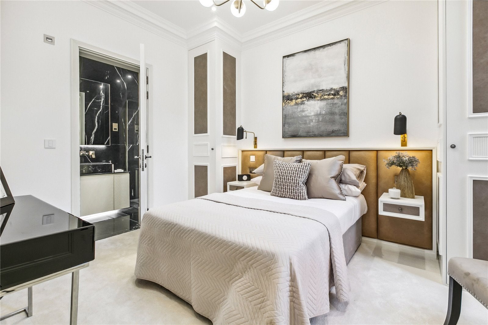 Flat Vicarage Gate in Greater London