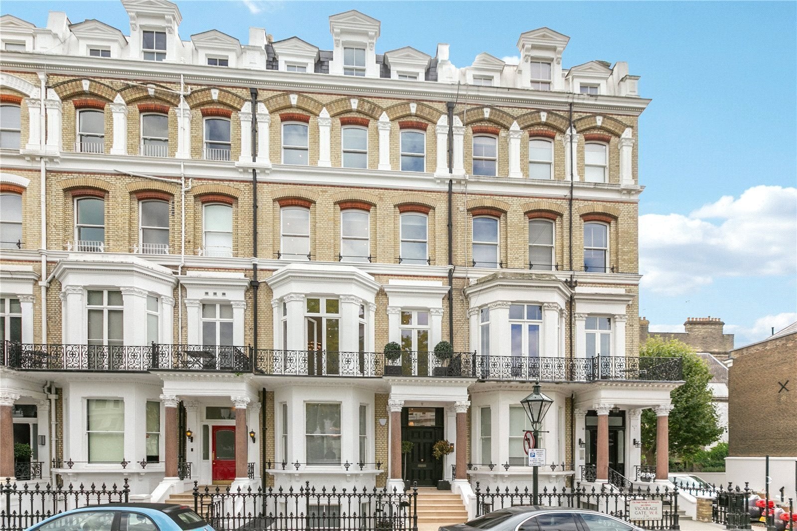 Flat Vicarage Gate in Greater London