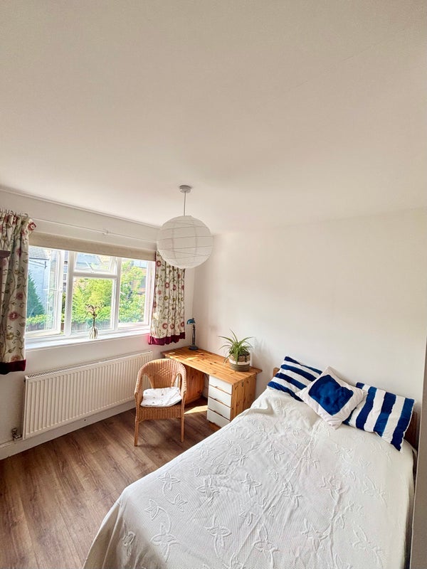 Room Jeddo Road in Greater London