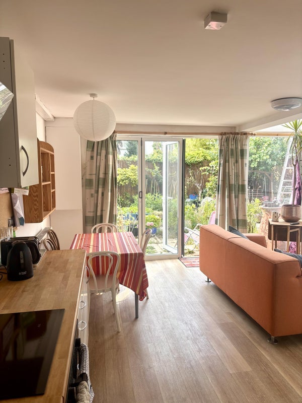 Room Jeddo Road in Greater London