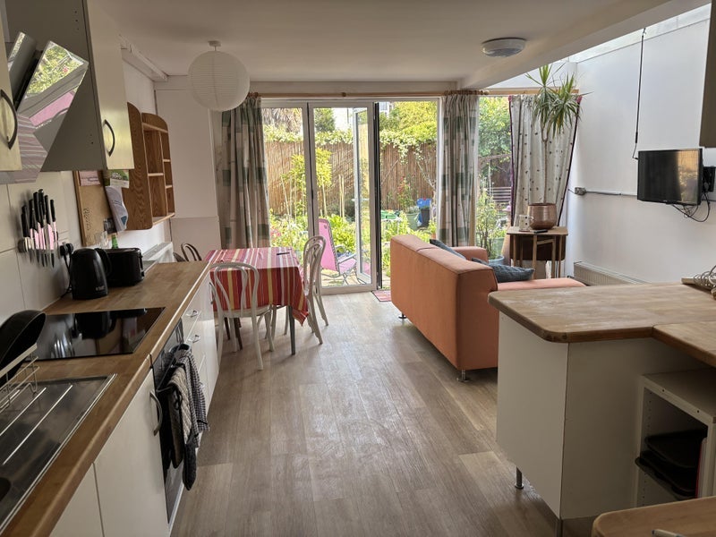 Room Jeddo Road in Greater London