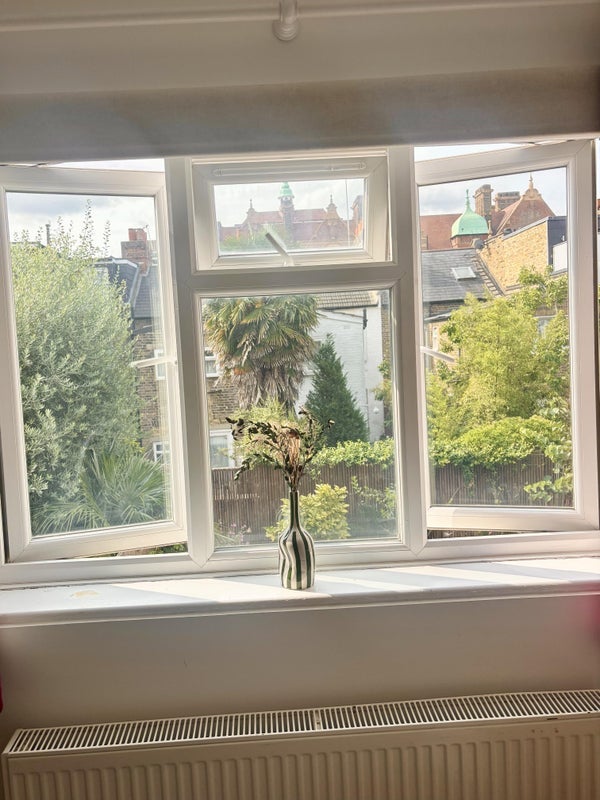 Room Jeddo Road in Greater London