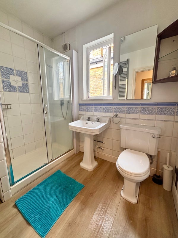 Room Jeddo Road in Greater London