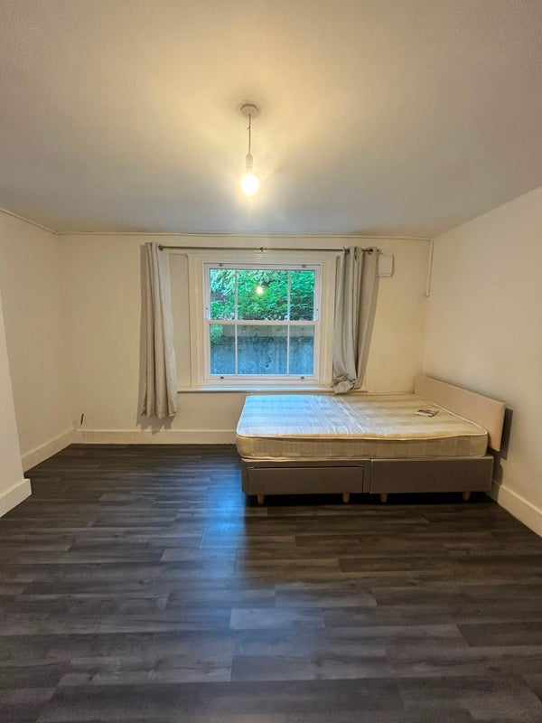 Room Richmond Road in Greater London
