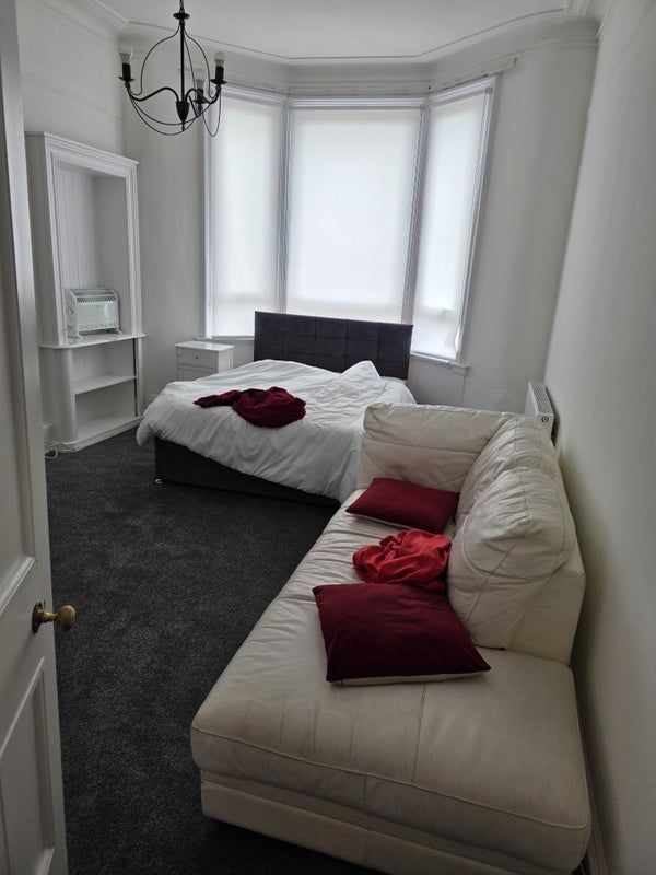 Room Dodside Street in Glasgow