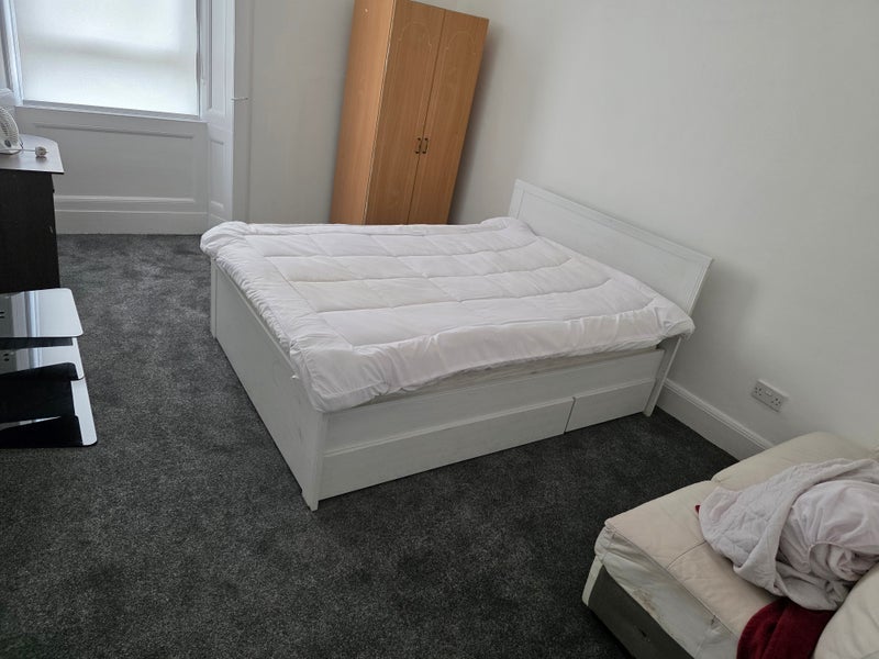 Room Dodside Street in Glasgow