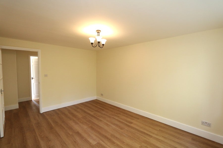 Flat Woodfield Road in Elmbridge
