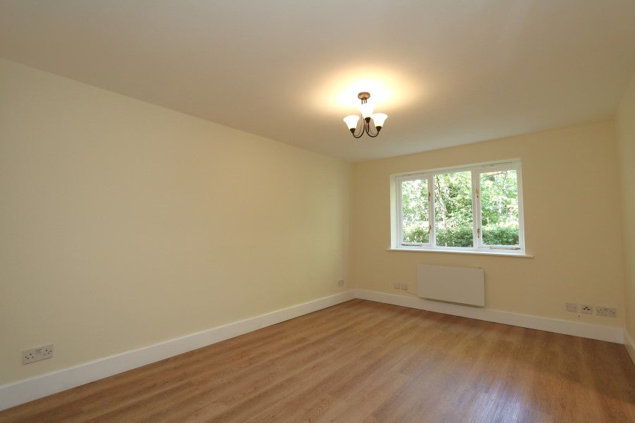 Flat Woodfield Road in Elmbridge