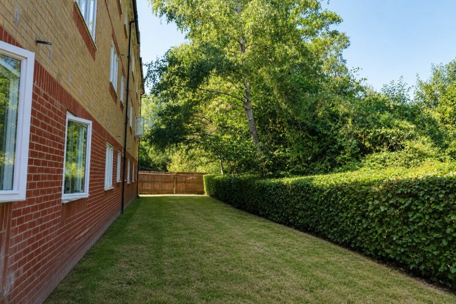 Flat Woodfield Road in Elmbridge