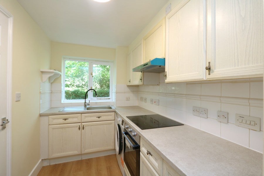 Flat Woodfield Road in Elmbridge