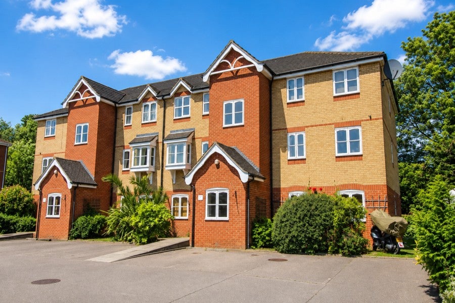 Flat Woodfield Road in Elmbridge