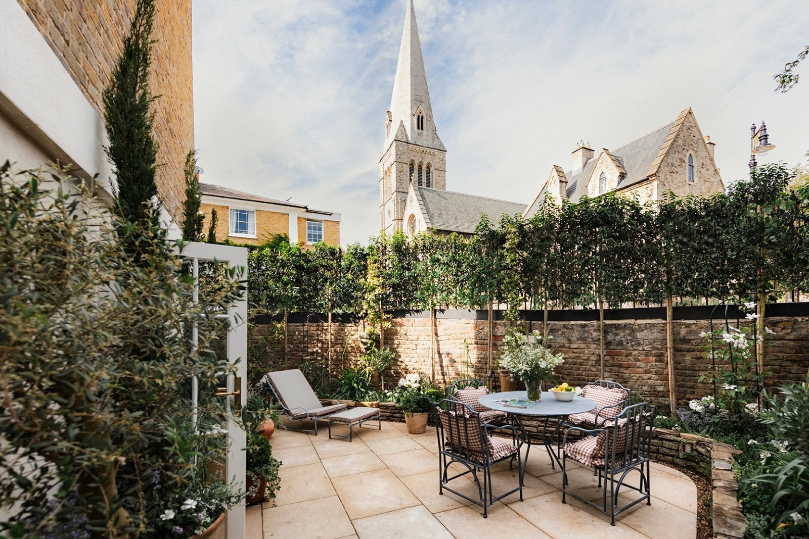 House Bloomfield Terrace in City of Westminster