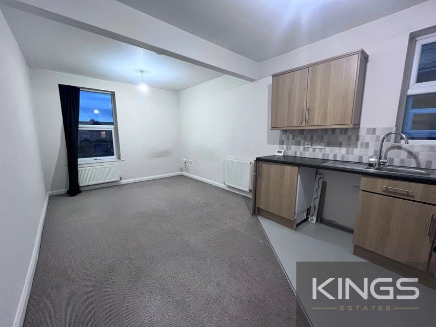 Flat Chestnut Avenue in Eastleigh