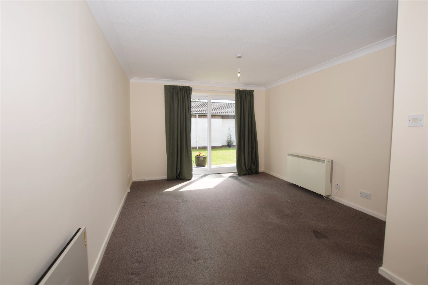 Flat West Avenue in Arun