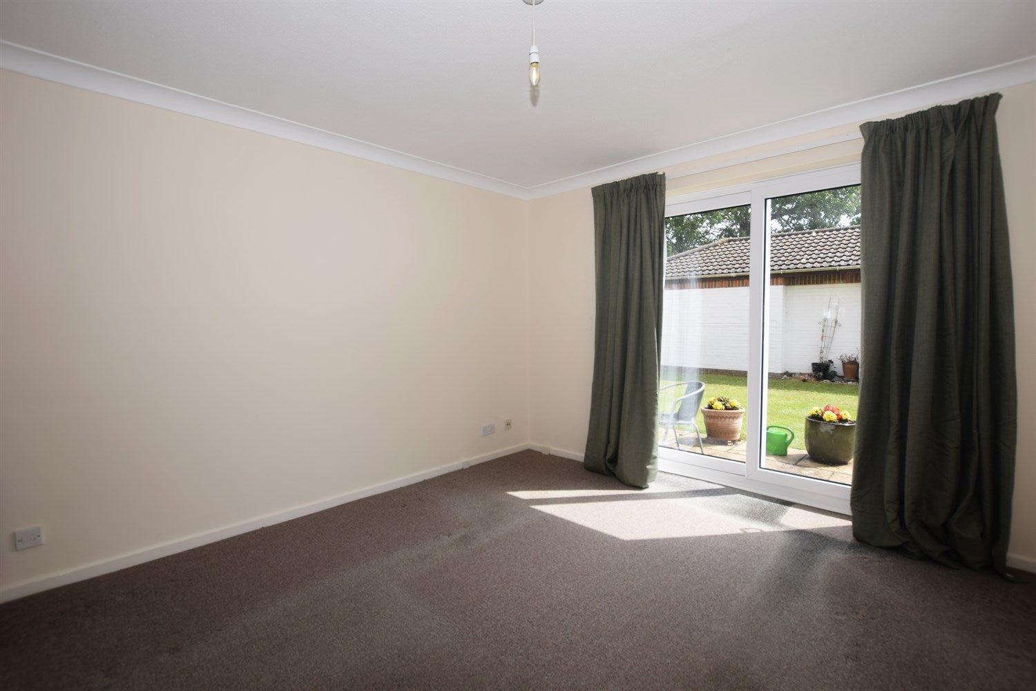 Flat West Avenue in Arun