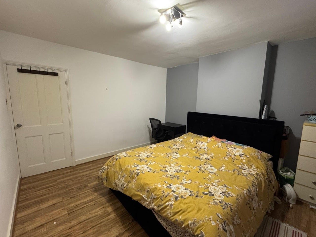 Room Sandycombe Road in Greater London