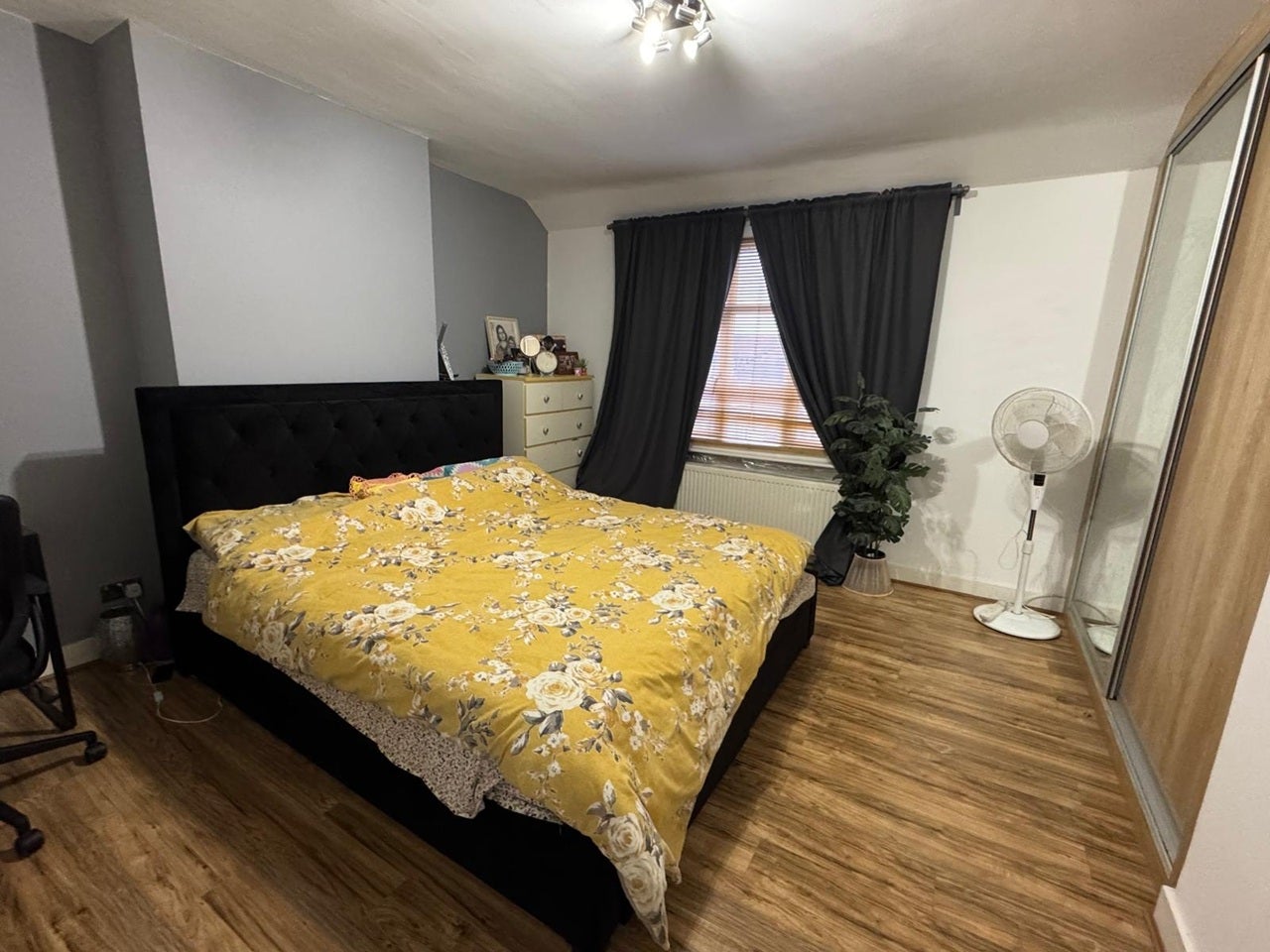 Room Sandycombe Road in Greater London