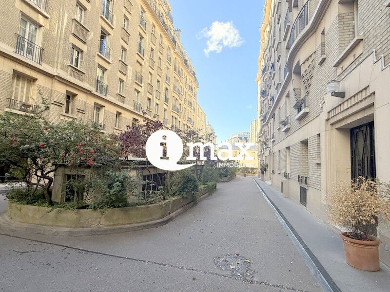 Flat Rue Baudelique in Paris