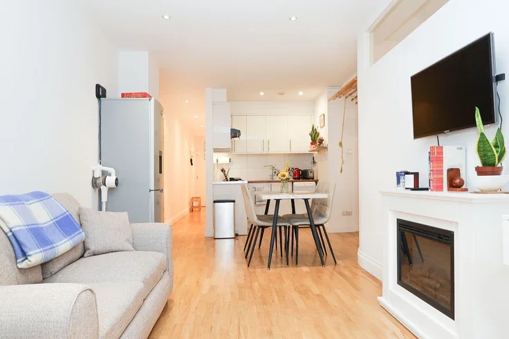 Flat Finborough Road in Greater London