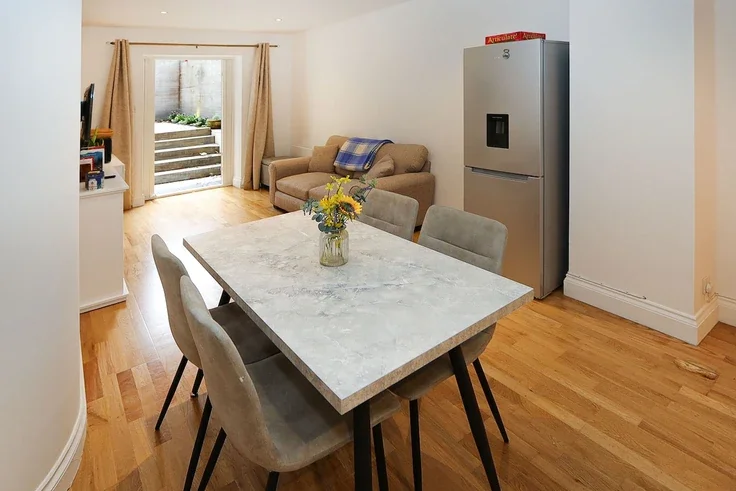 Flat Finborough Road in Greater London