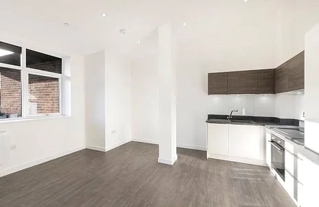 Flat Knoll Road in Surrey Heath