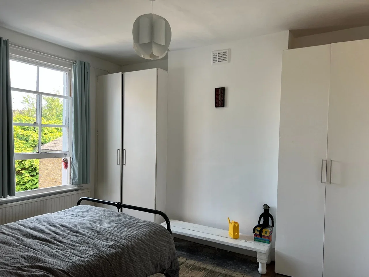 Flat Sandrock Road in Greater London