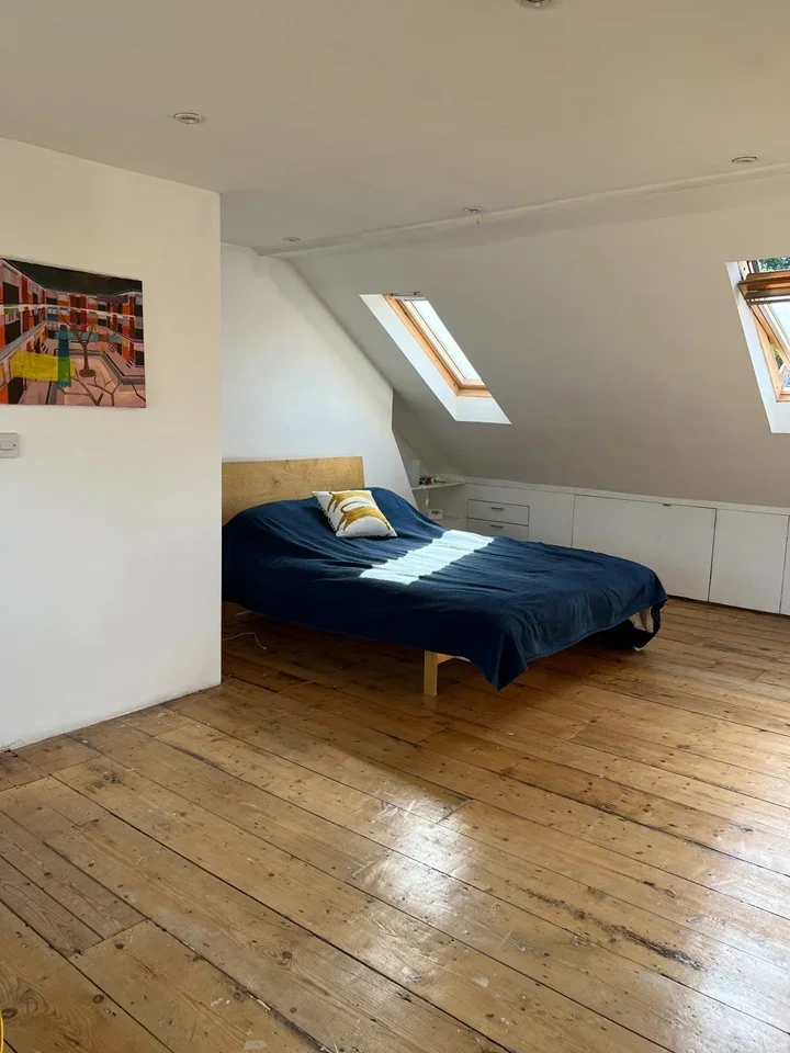 Flat Sandrock Road in Greater London