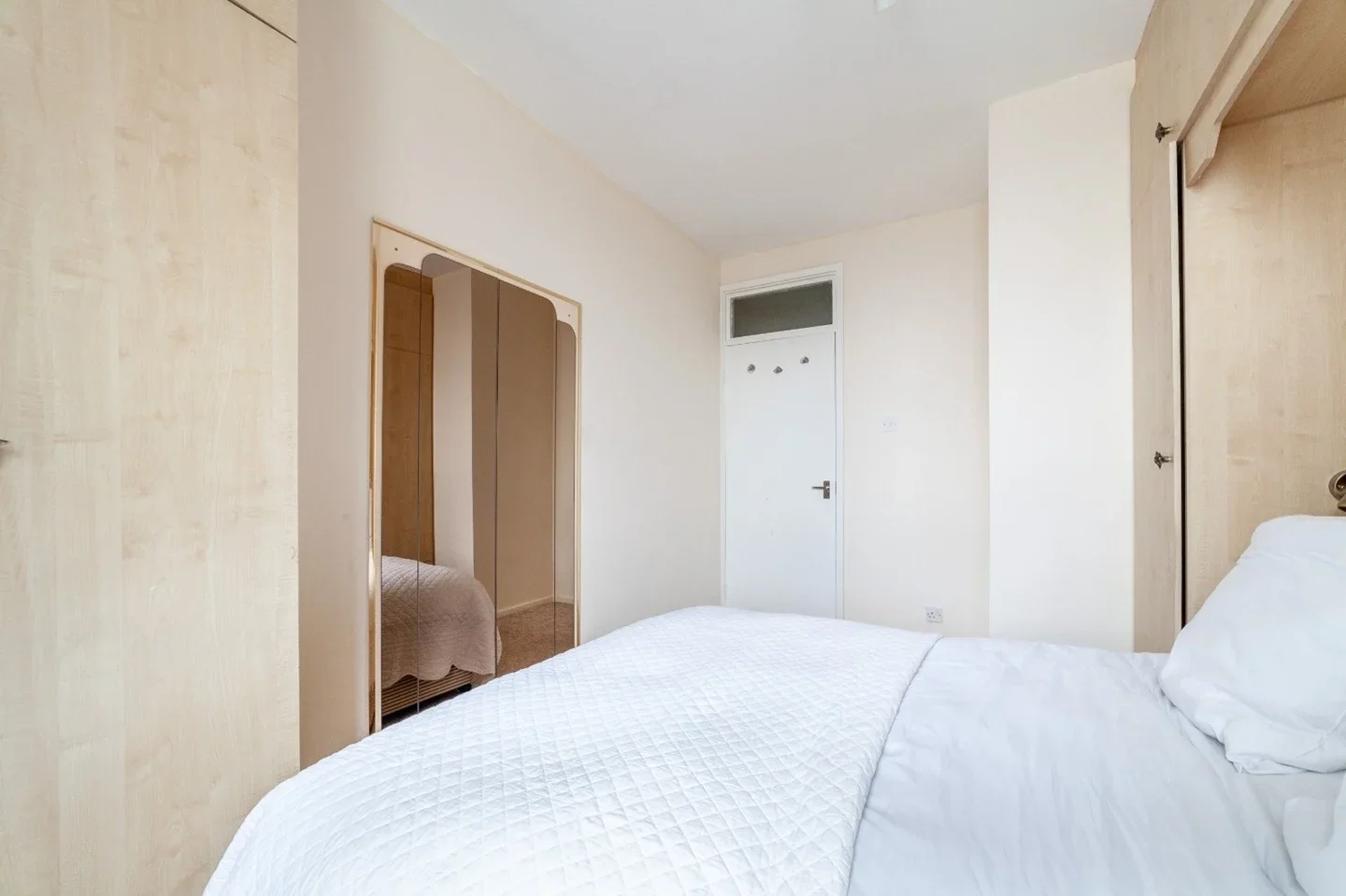 Room Peel Street in Greater London