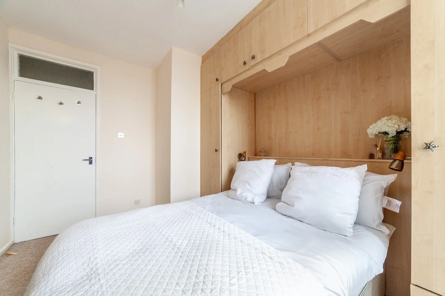 Room Peel Street in Greater London