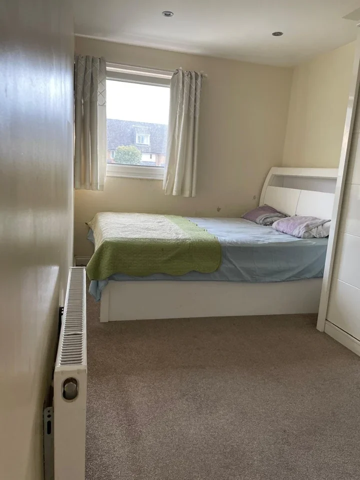 Room Mollison Drive in Greater London