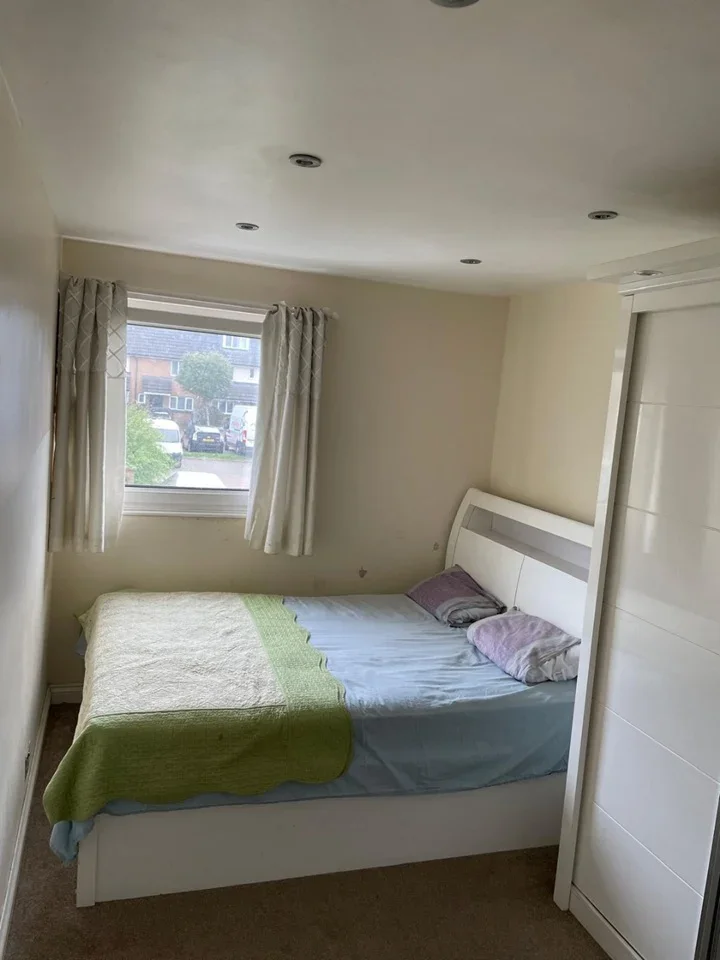 Room Mollison Drive in Greater London