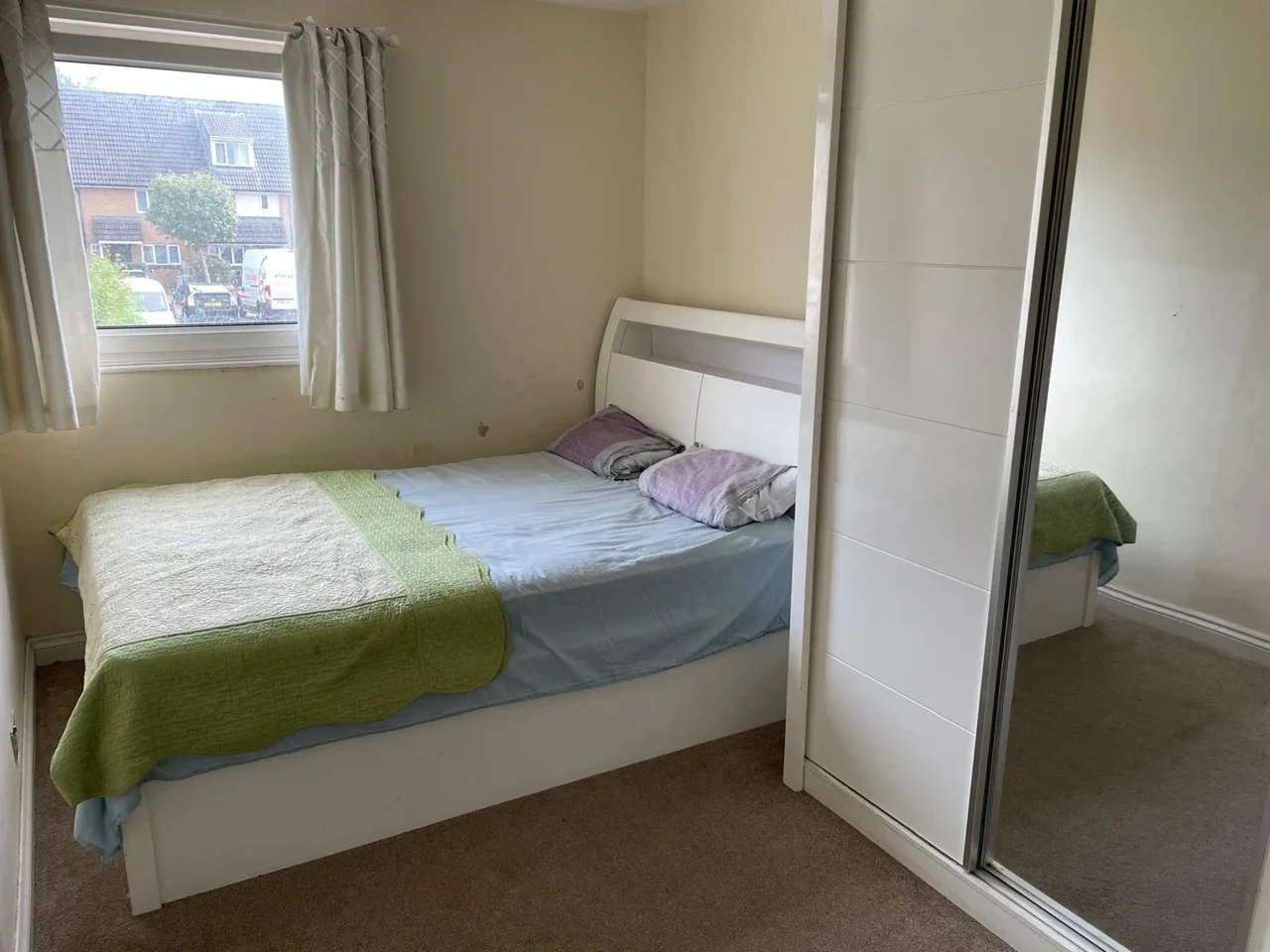 Room Mollison Drive in Greater London