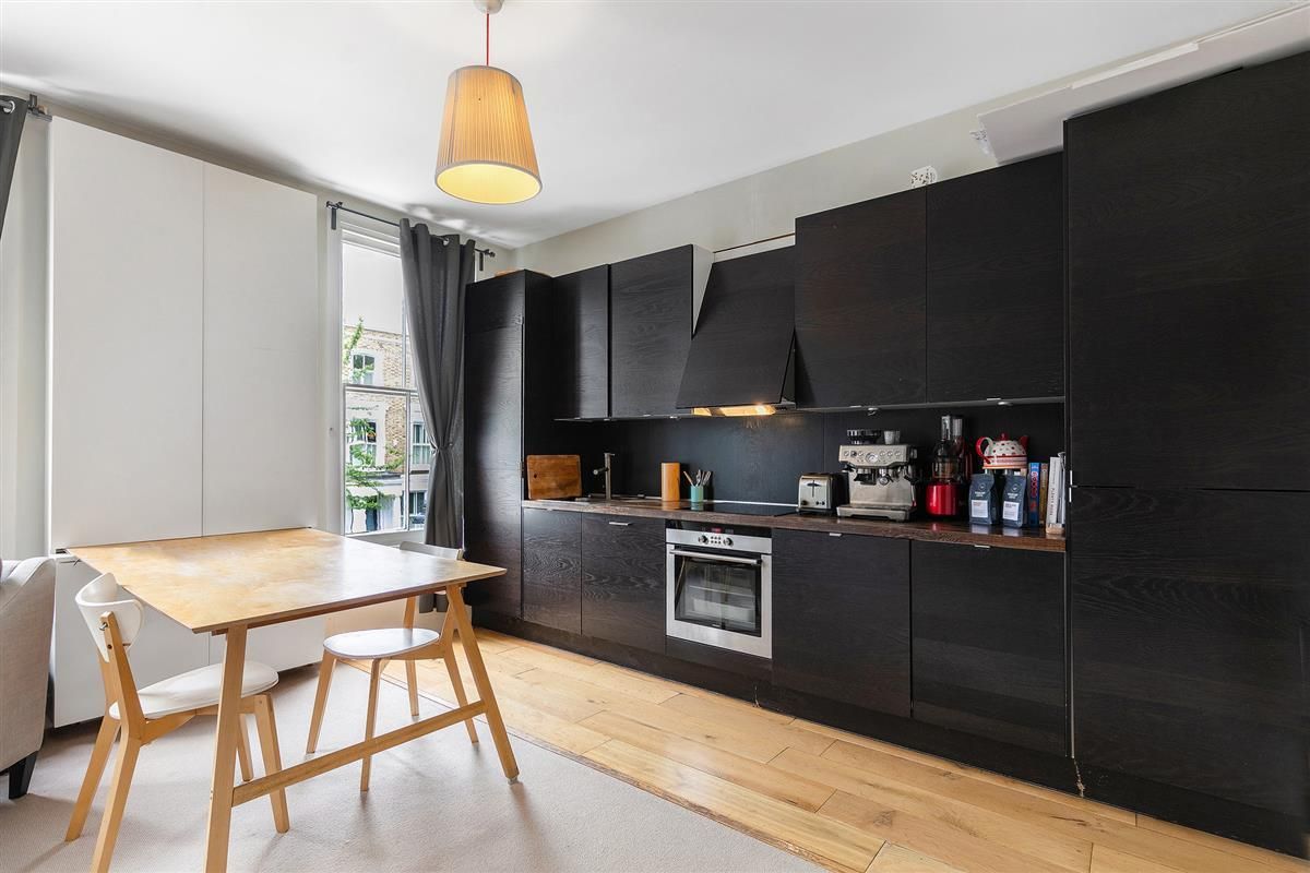 Flat Blenheim Crescent in Greater London