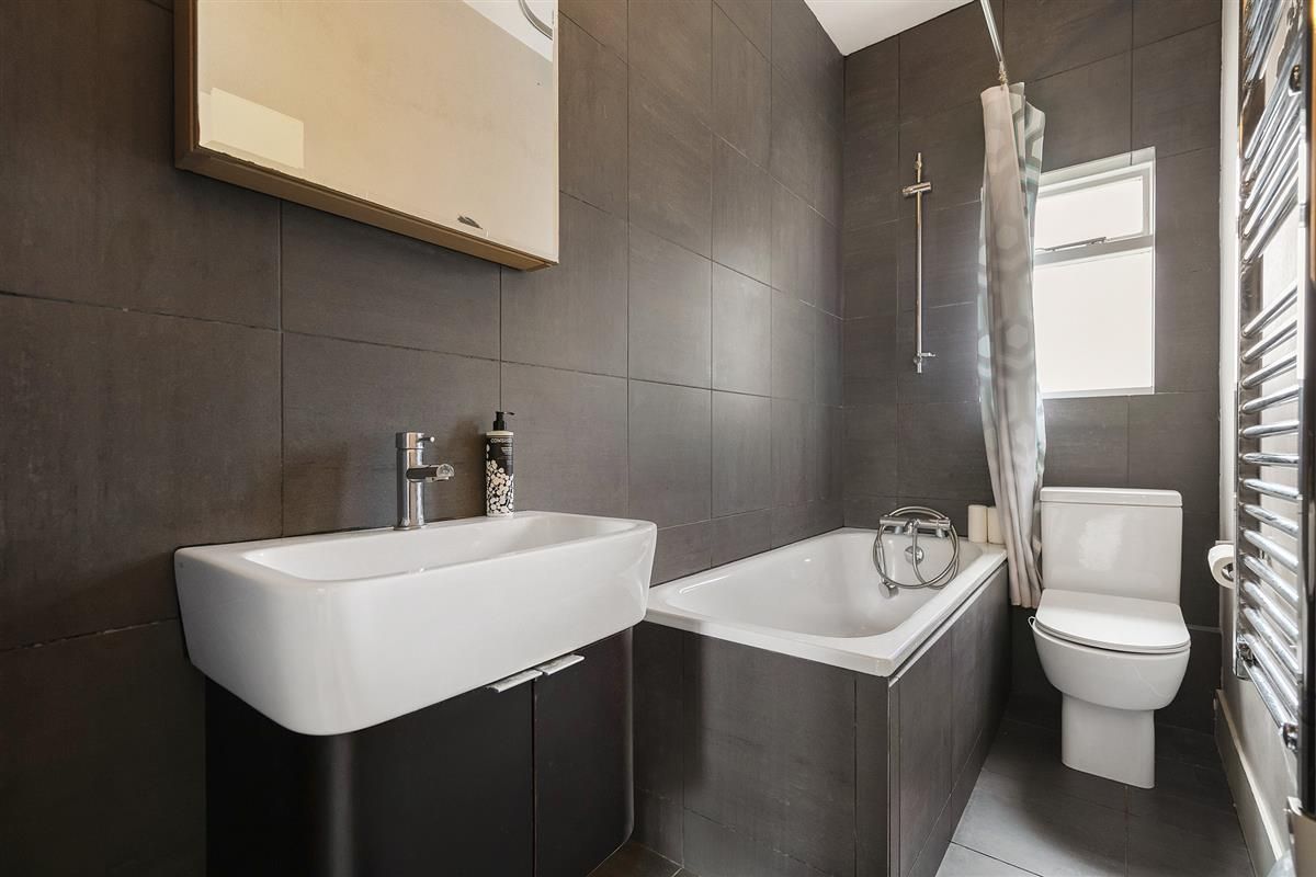 Flat Blenheim Crescent in Greater London