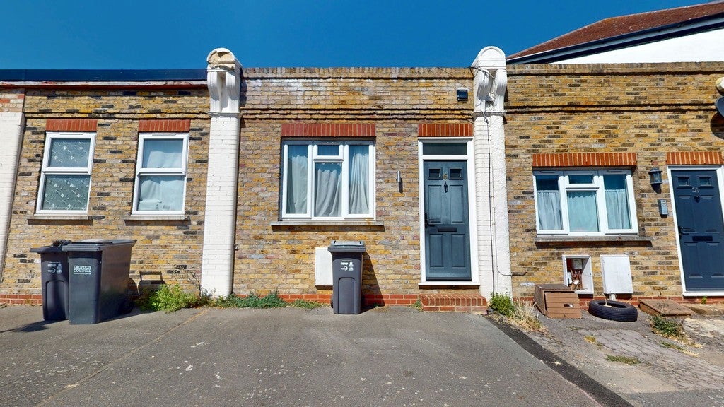 Flat Woodside Road in Greater London