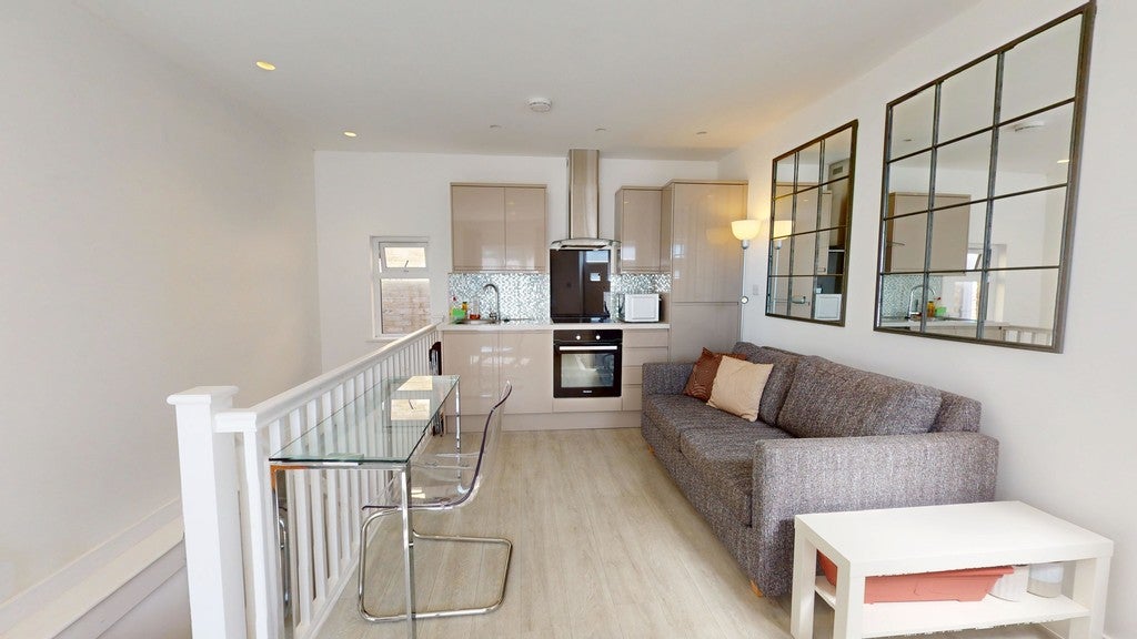 Flat Woodside Road in Greater London