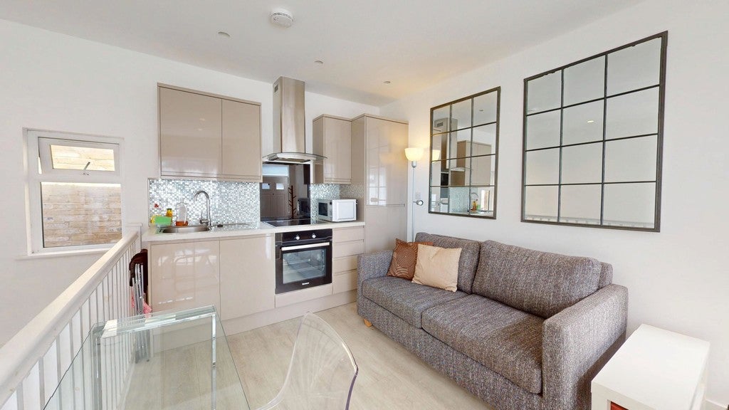 Flat Woodside Road in Greater London