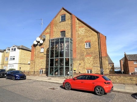 Flat Clifton Road in Gravesham