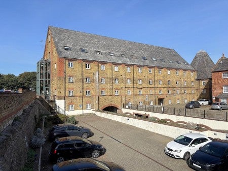 Flat Clifton Road in Gravesham