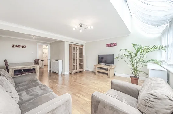 Flat Admiral Place in Greater London