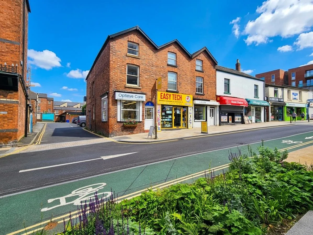 Flat Lloyd Square in Trafford