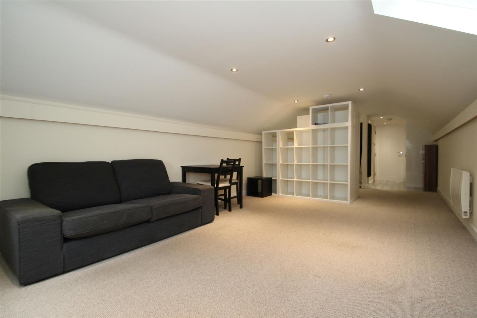 Flat Lloyd Square in Trafford