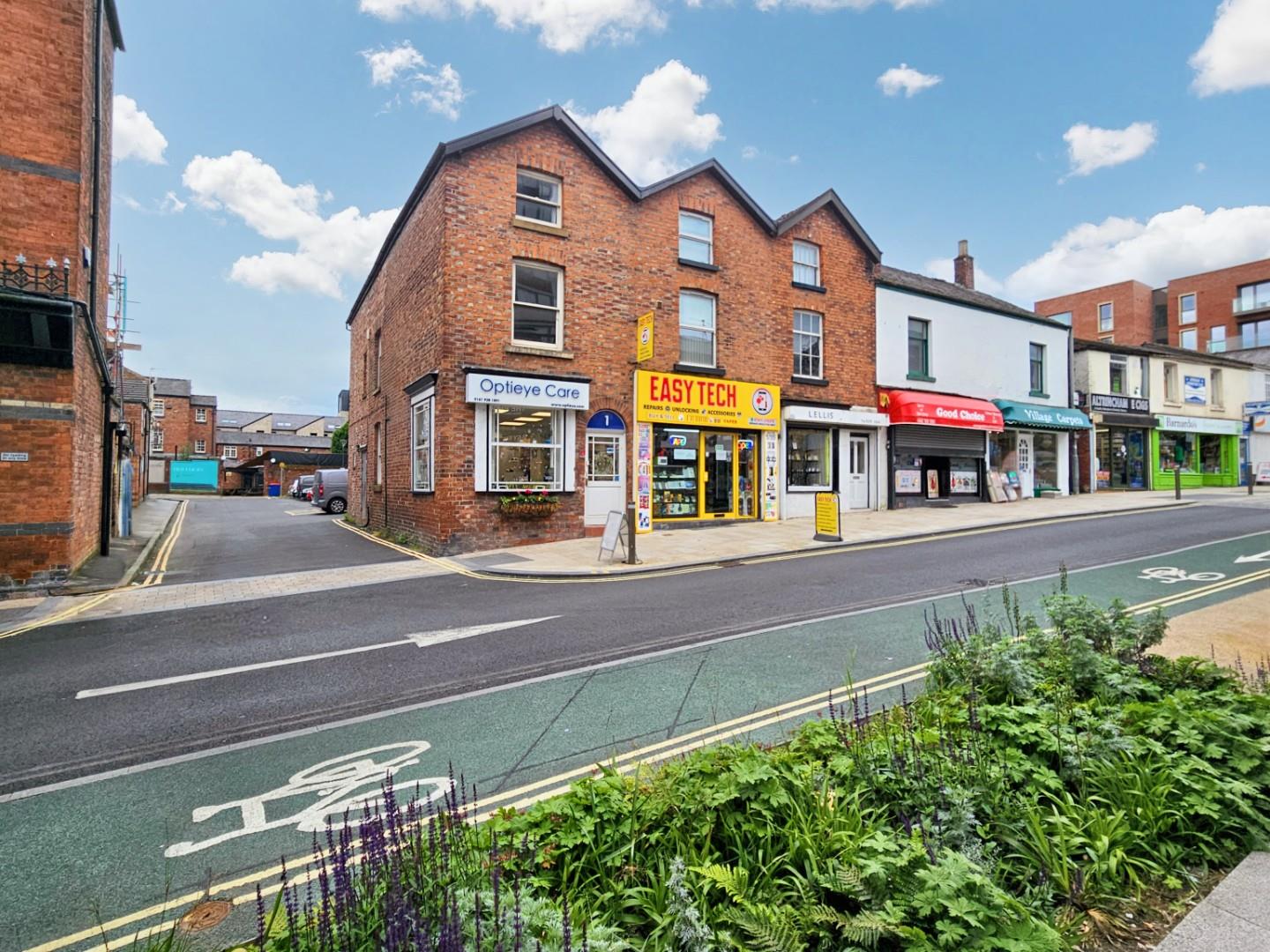 Flat Lloyd Square in Trafford